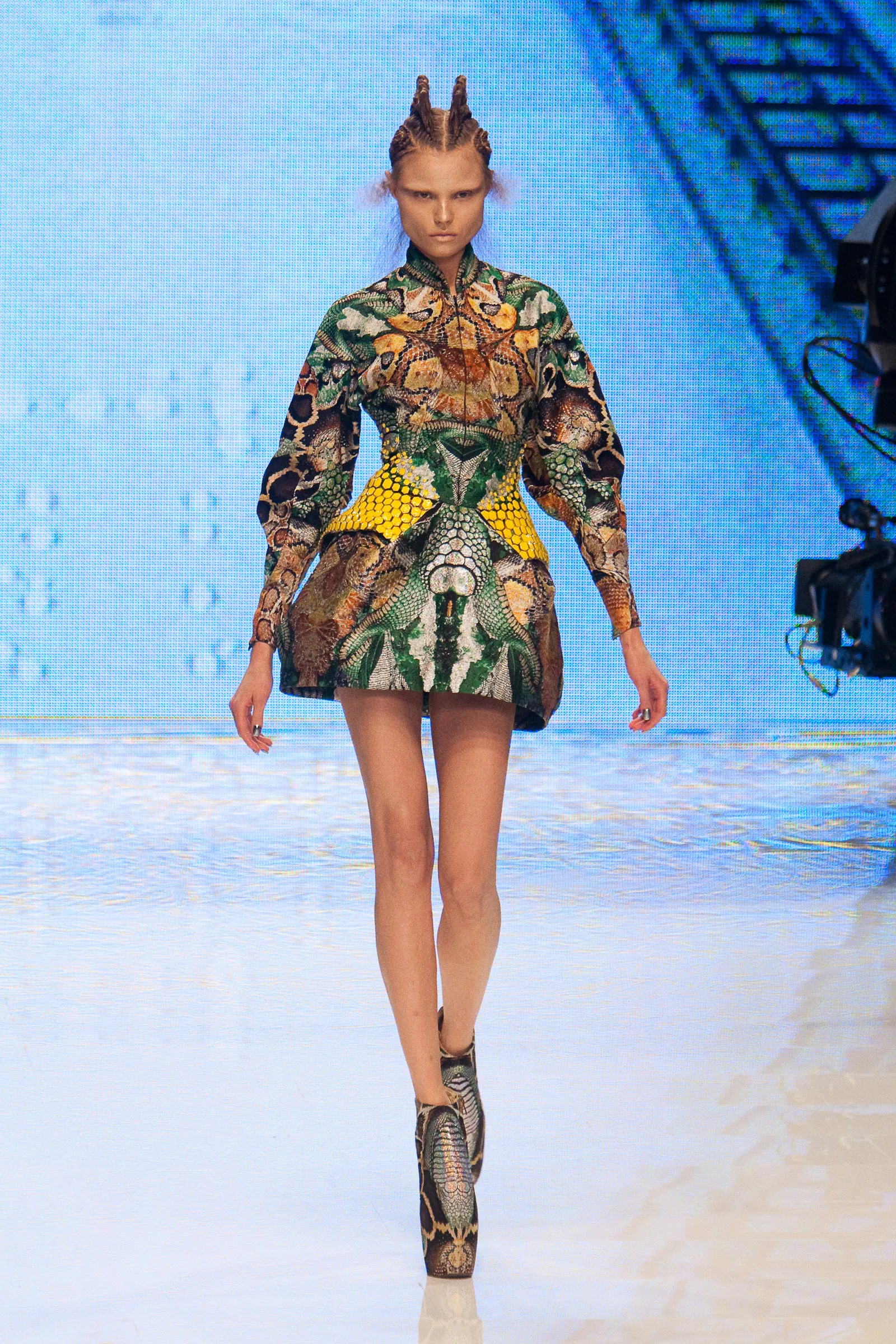 התמונה עשויה להכיל את Magdalena Frackowiak למבוגרים אופנה בגדי חוף שמלה ושרוולים