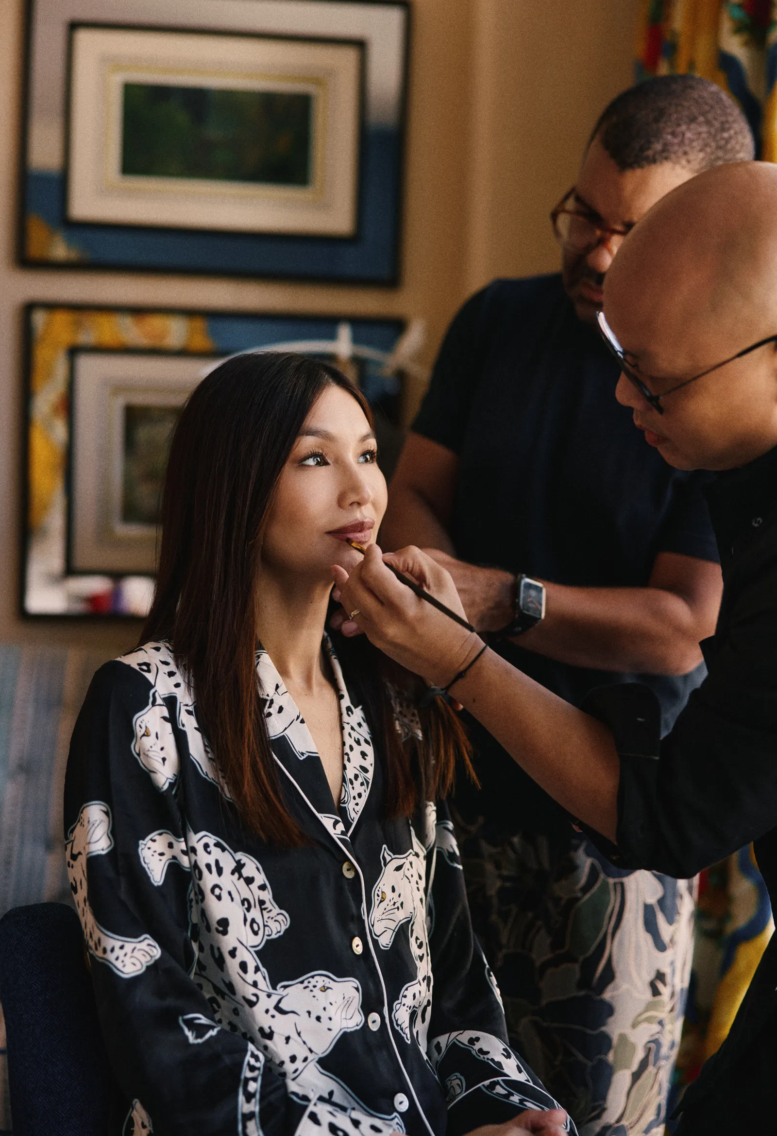 התמונה עשויה להכיל את Gemma Chan Paul Mac לאדם מבוגר אביזרי קוסמטיקה משקפיים איפור פנים ושעון יד