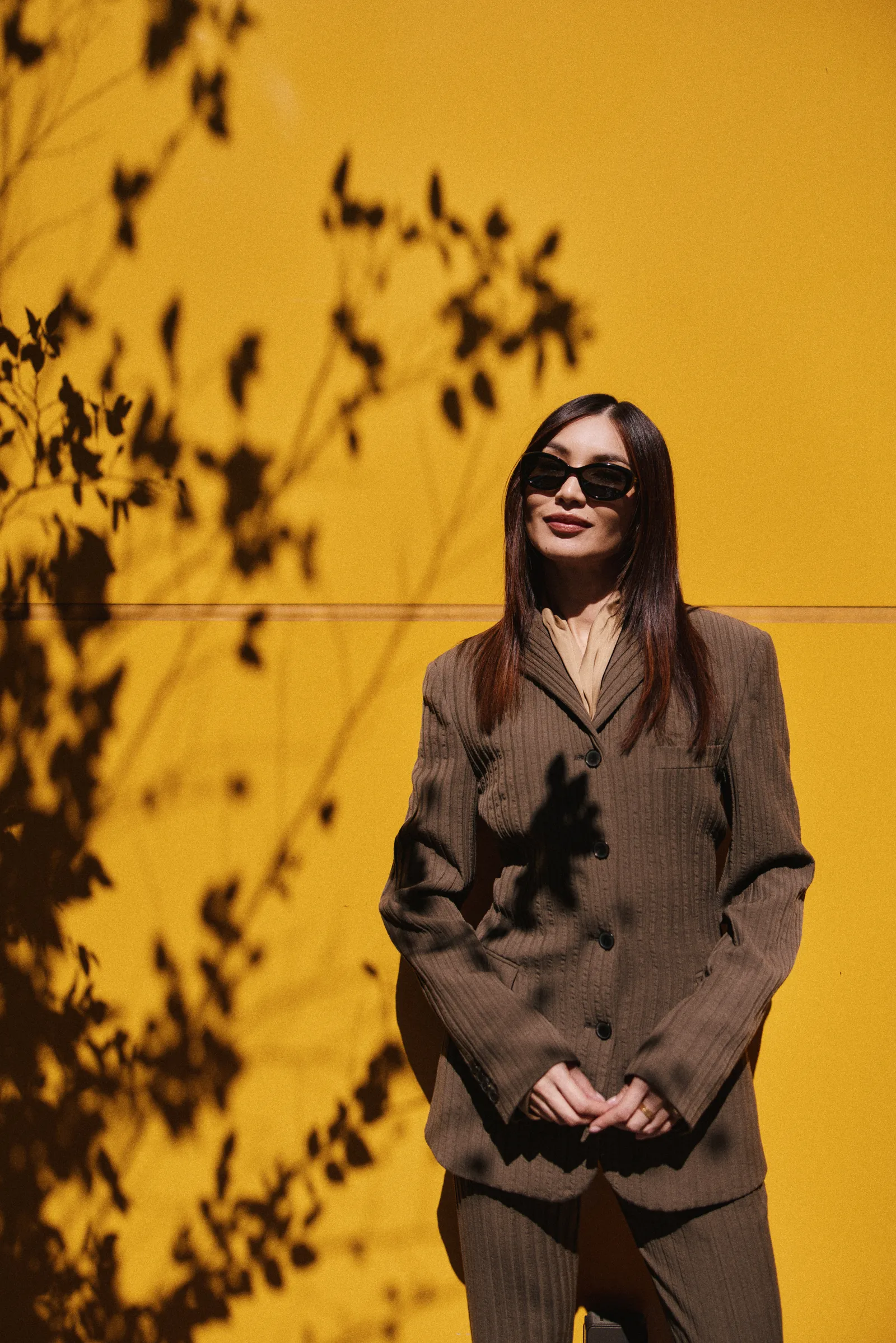 התמונה עשויה להכיל את Gemma Chan בלייזר מעיל מעיל פנים שמח ראש אדם חיוך לבוש וחליפה רשמית