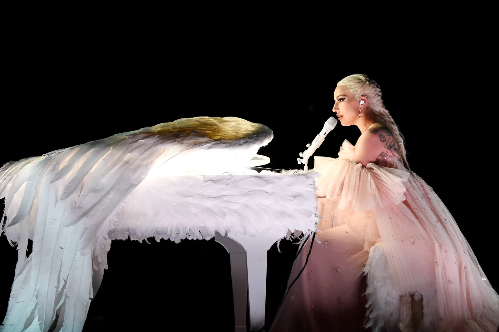 התמונה עשויה להכיל את Lady Gaga Clothing Dress Person Electrical Device Microphone Performer and Solo Performance
