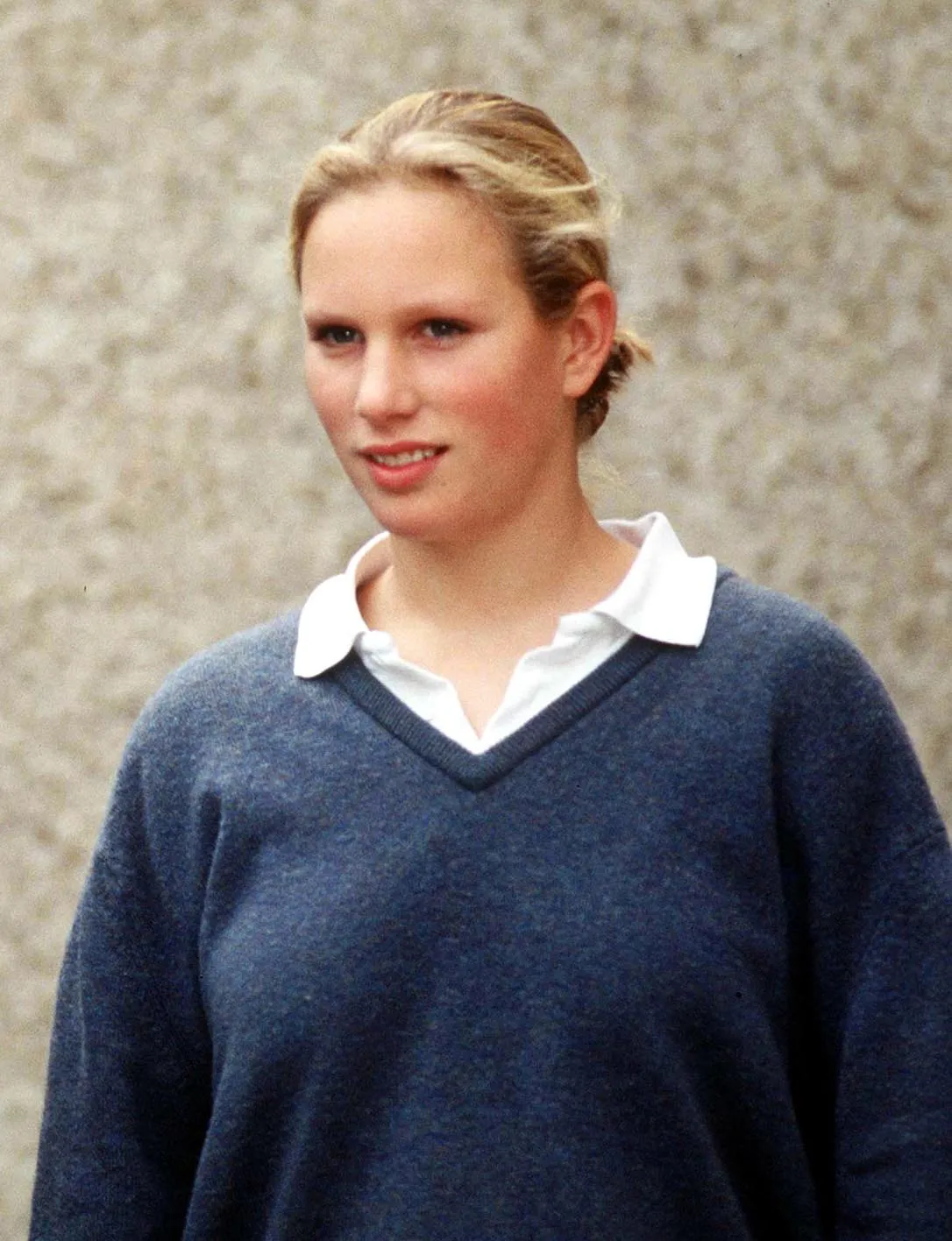 התמונה עשויה להכיל את Zara Tindall שיער בלונדיני אדם חלק גוף פנים ראש צוואר צילום ודיוקן
