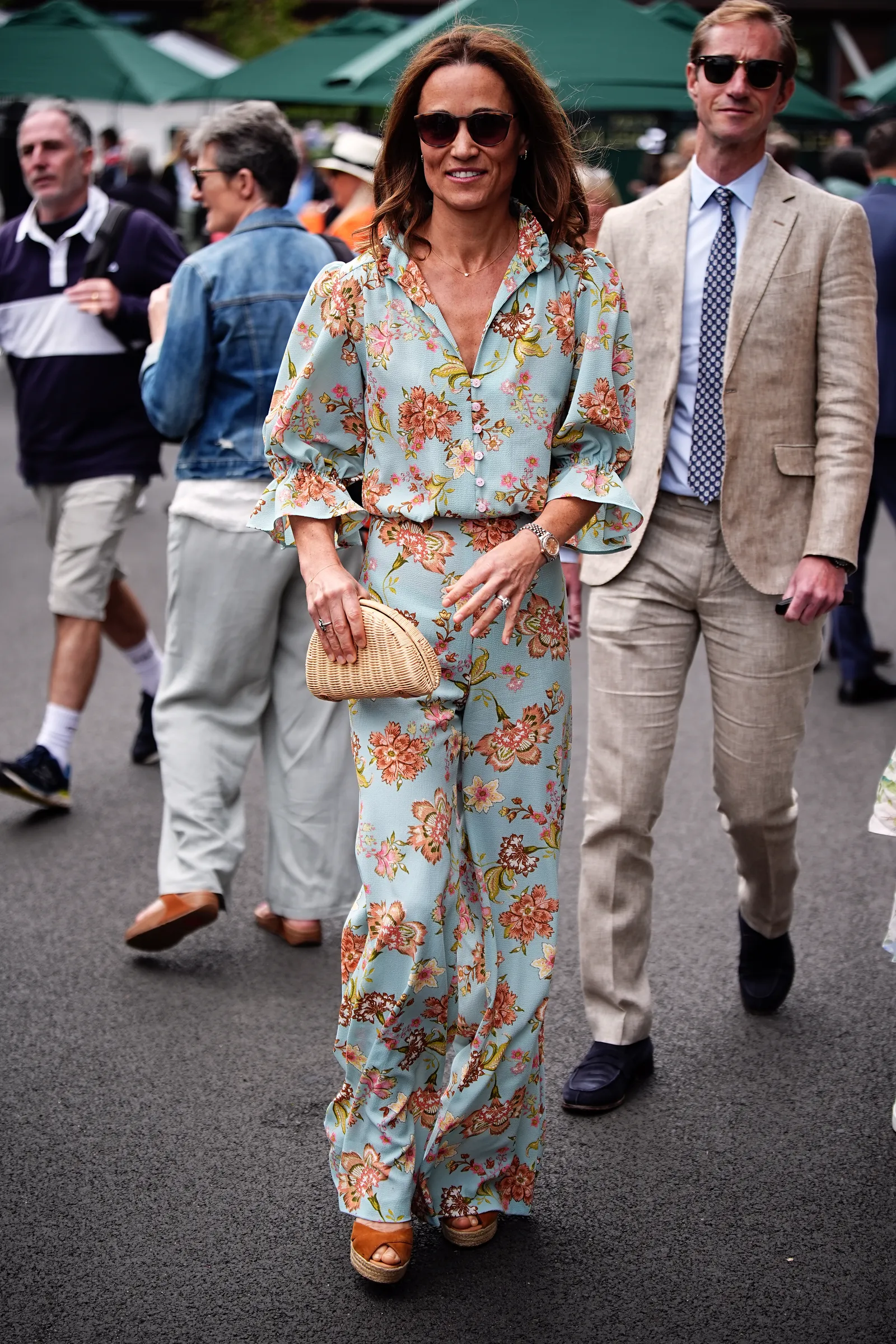 התמונה עשויה להכיל את Pippa Middleton Kraig Urbik אדם ביגוד חליפת לבוש רשמי אביזרים ומשקפיים למבוגרים