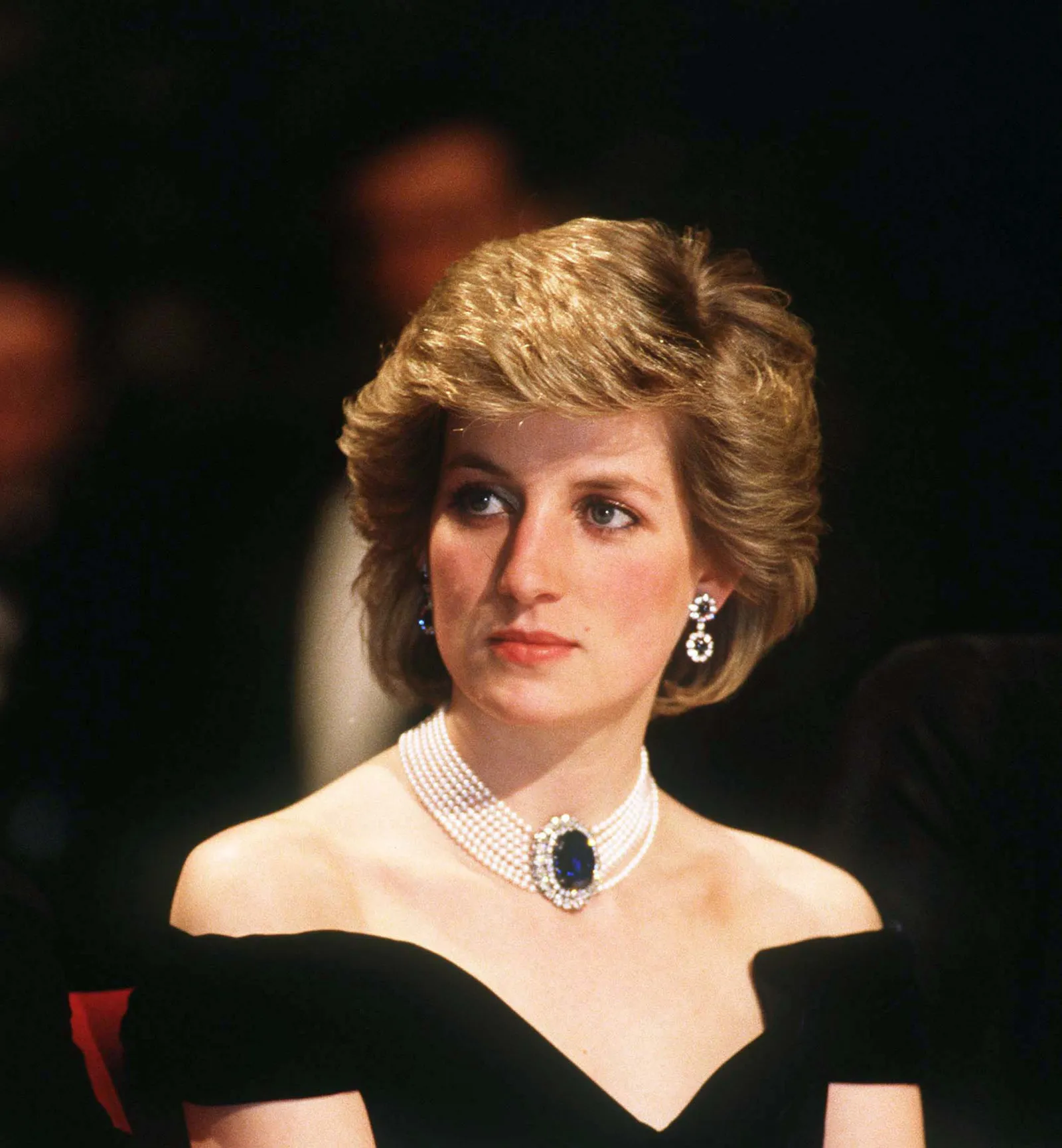 התמונה עשויה להכיל את Diana Princess of Wales אדם אביזרים למבוגרים תכשיטים שרשרת פנים וראש
