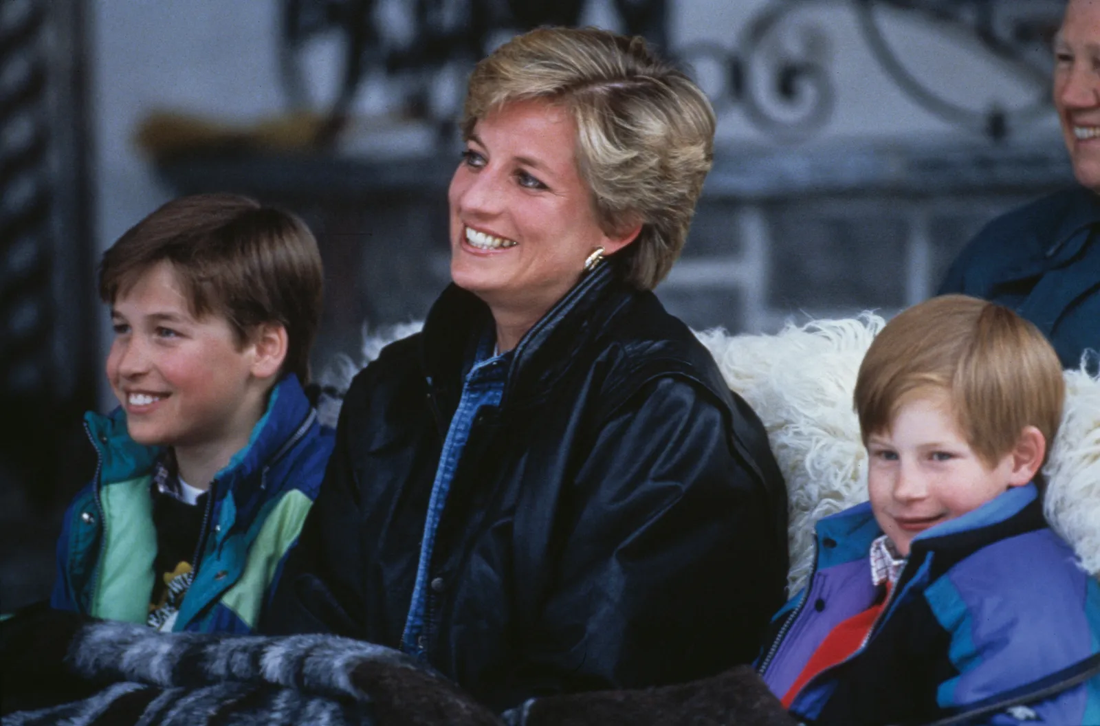 התמונה עשויה להכיל את Diana Princess of Wales בגדים מעיל מעיל פנים שמח ראש אדם חיוך מבוגרים וצילום