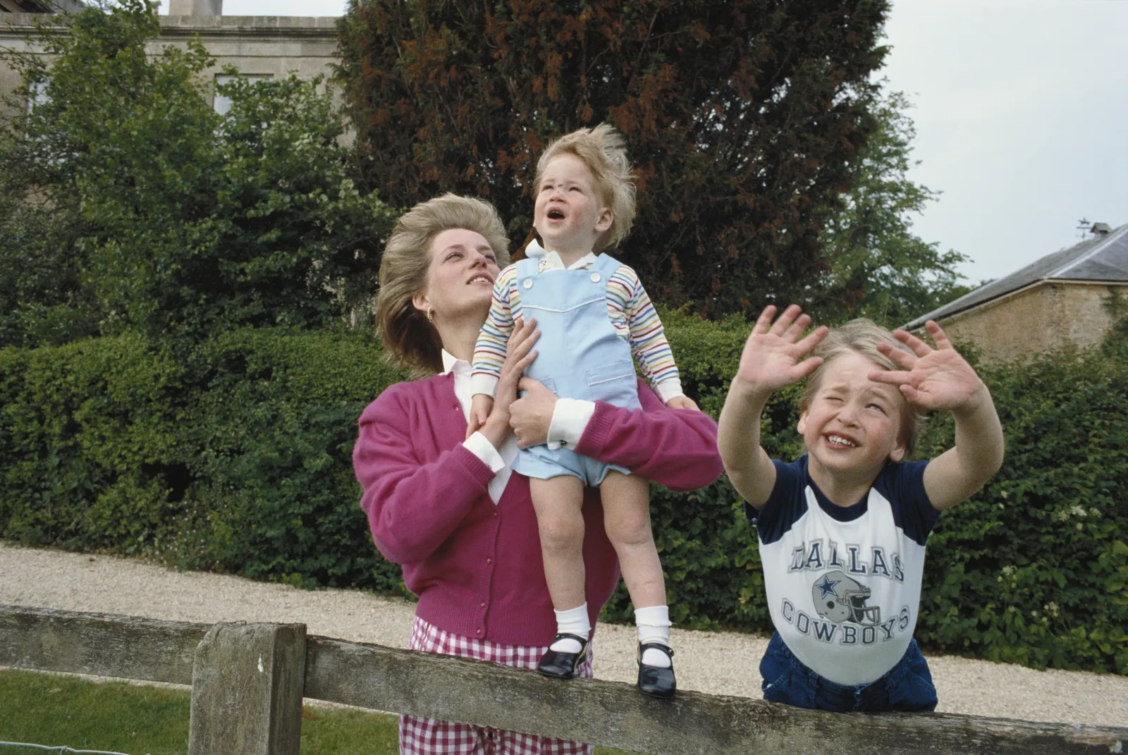 התמונה עשויה להכיל את Diana Princess of Wales צילום פנים ראש אדם דיוקן דשא טבע בחוץ ופארק