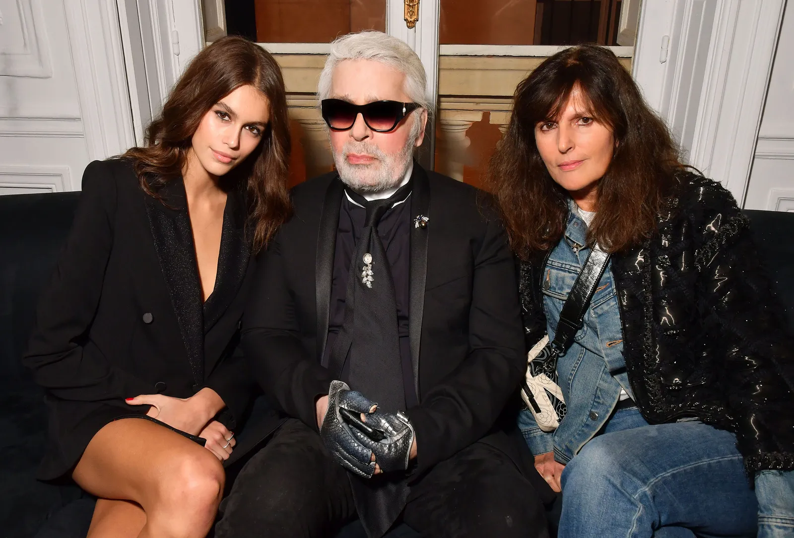 התמונה עשויה להכיל Karl Lagerfeld בגדים מעיל מעיל אנשים אדם כפפה פנים למבוגרים ראש וצילום