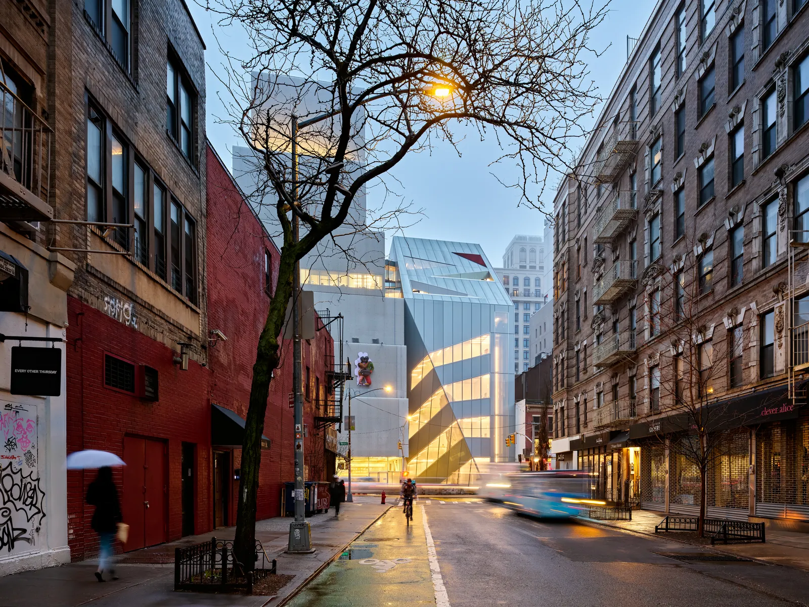 התמונה עשויה להכיל City Urban Road Street Architecture Building נוף עירוני שכונה ואדם