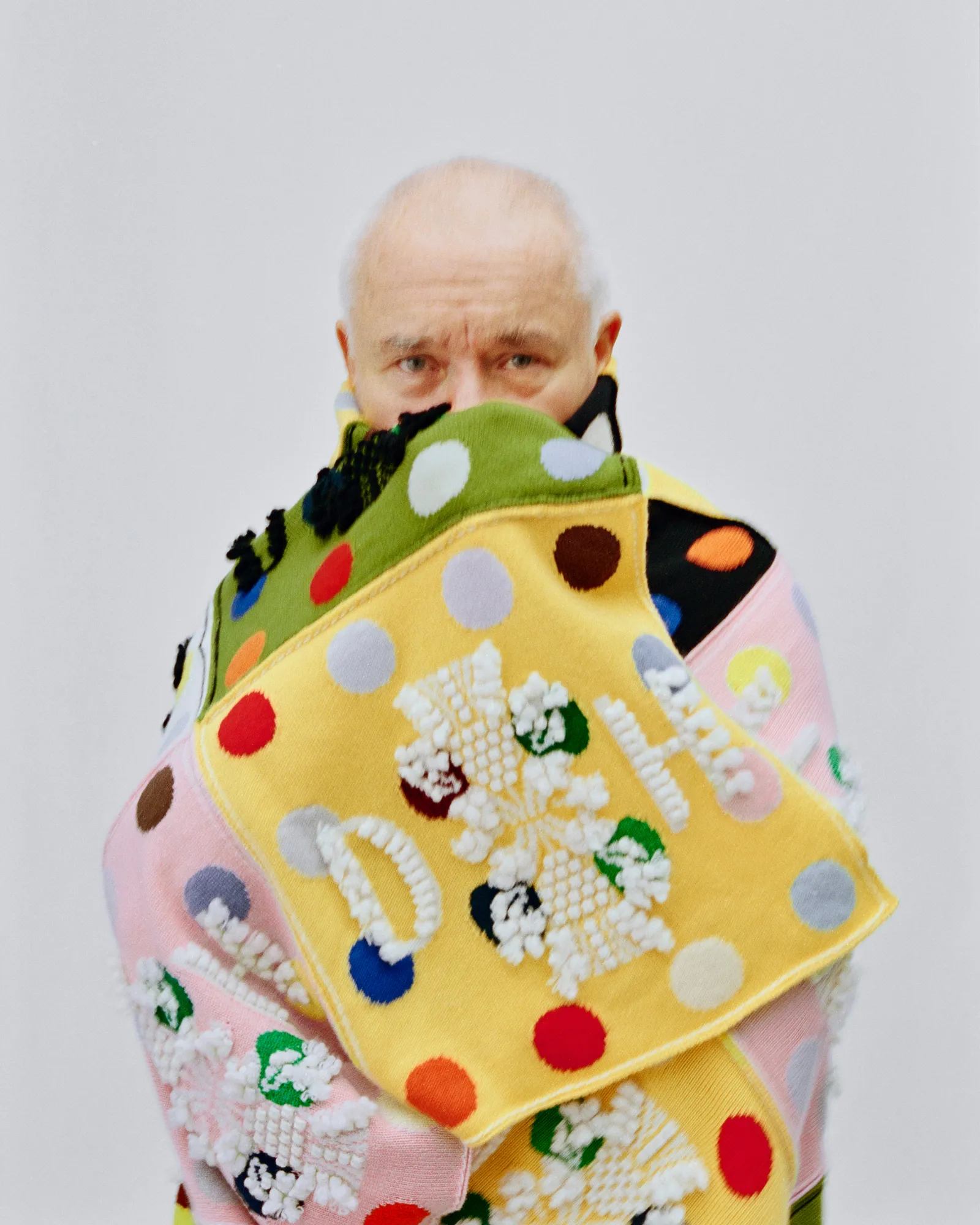 התמונה עשויה להכיל Damien Hirst Bag Baby Person Face Head ושמיכה