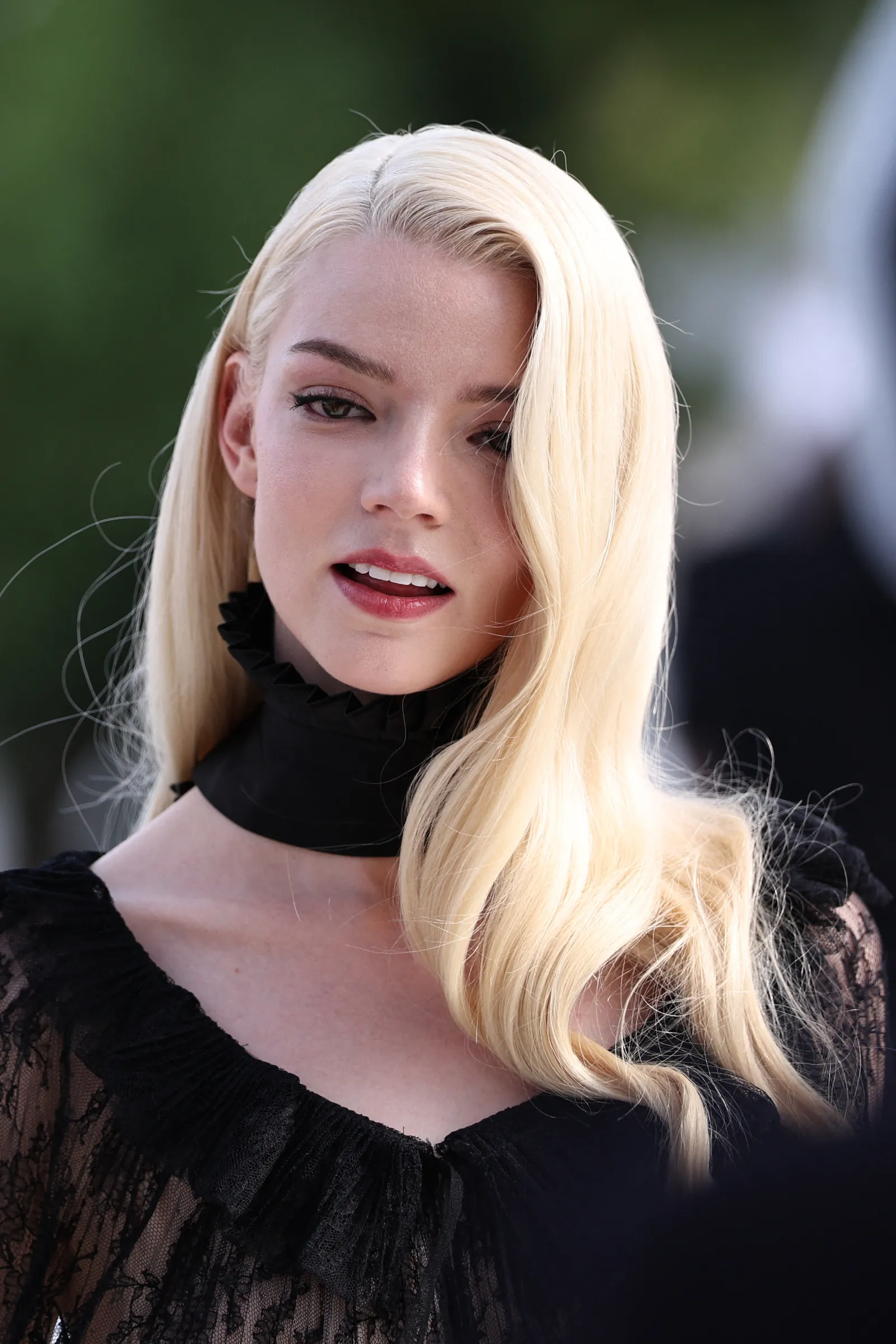 התמונה עשויה להכיל את Anya TaylorJoy Blonde Hair Person ו-Adult