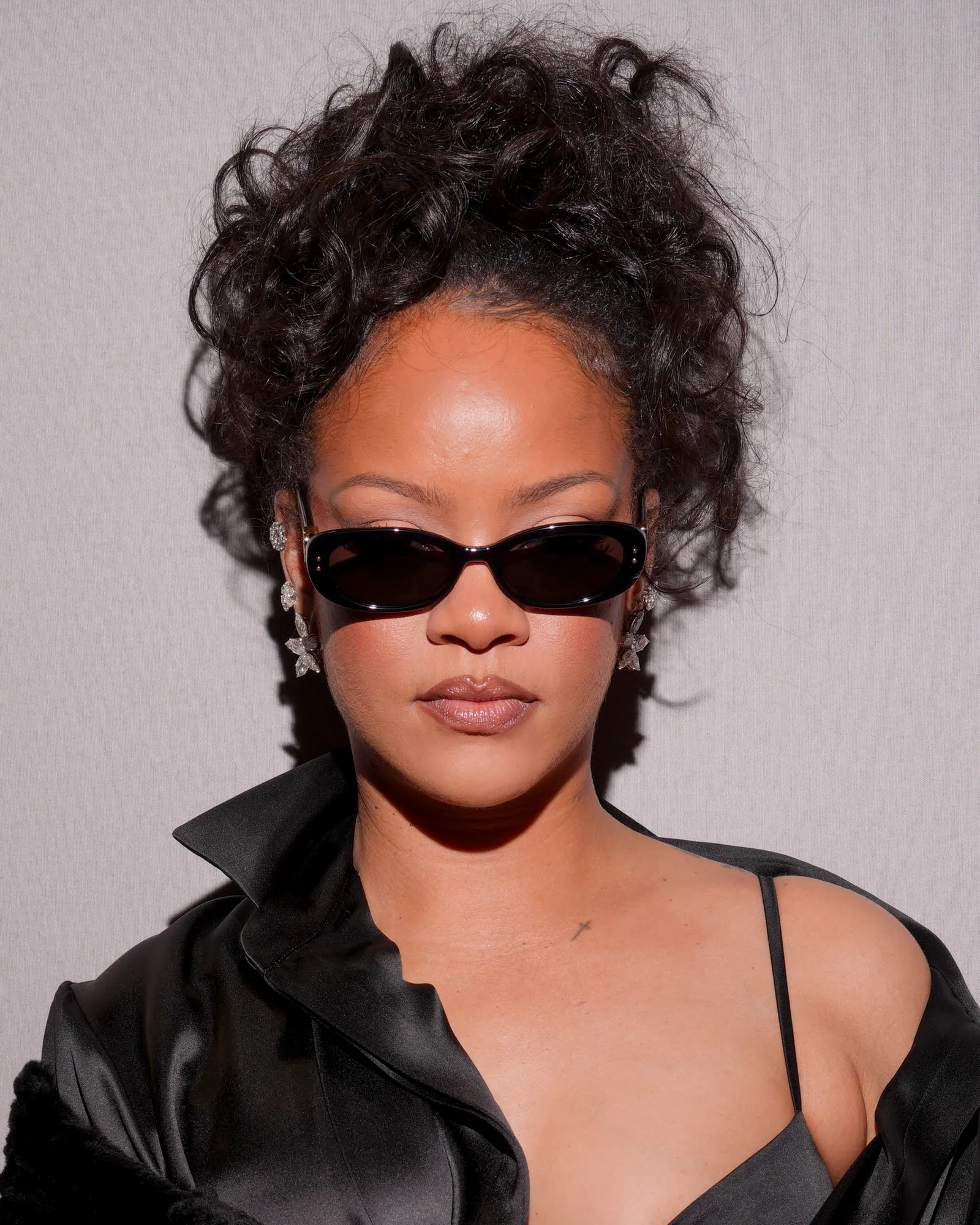 התמונה עשויה להכיל אביזרי Rihanna משקפי שמש אדם מבוגר צילום פנים ראש דיוקן שיער ושיער שחור
