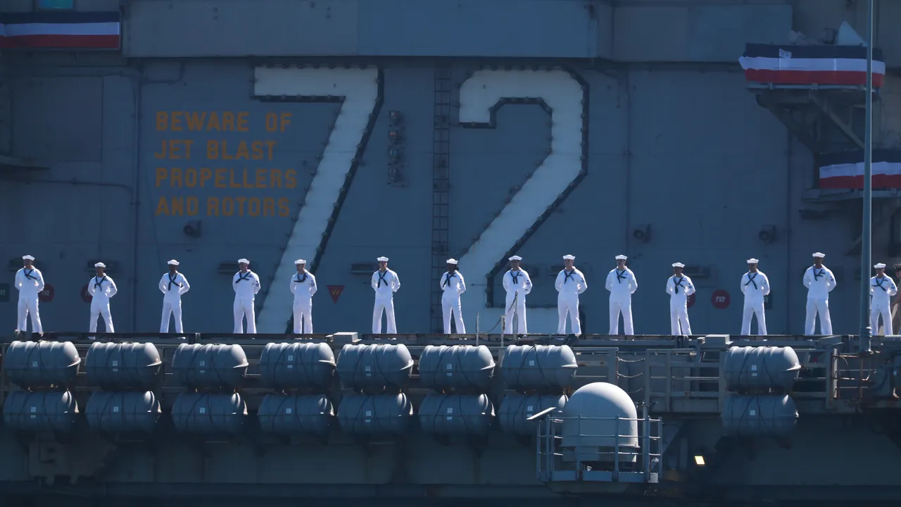 321 ימים חלפו: כאוס וסיגריות כאשר USS אברהם לינקולן עגינה בסן דייגו