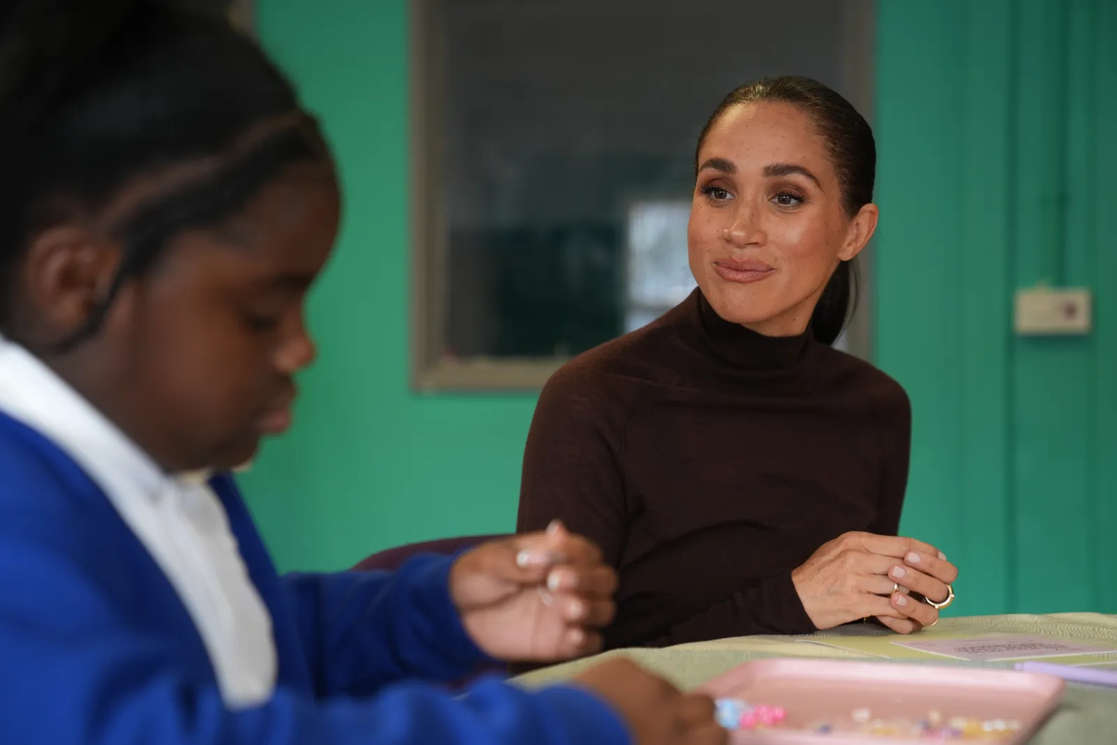 התמונה עשויה להכיל את Meghan Duchess of Sussex אדם למבוגרים פנים ראש שמח וחיוך