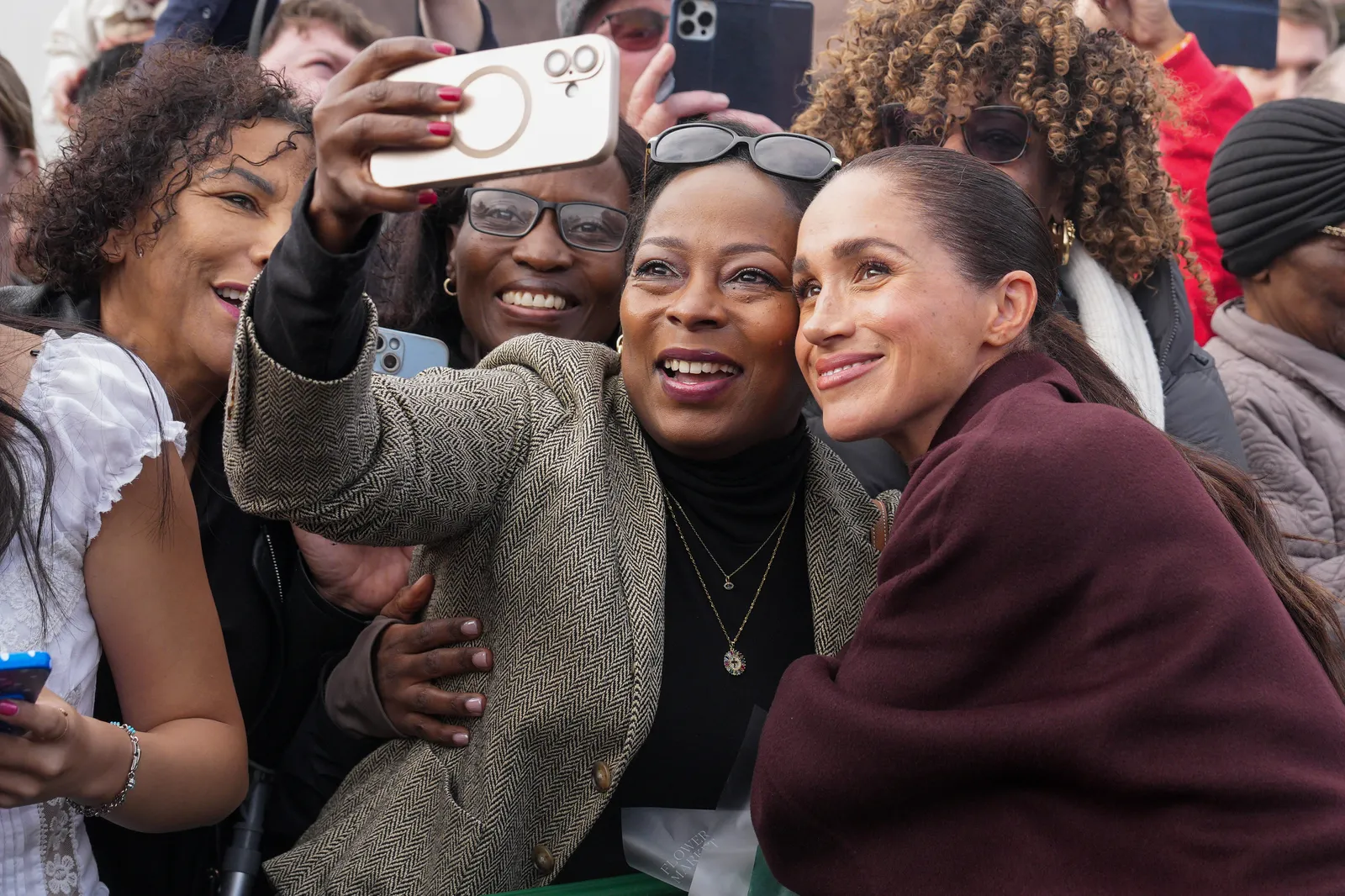 התמונה עשויה להכיל את Meghan Duchess of Sussex Unity Dow Head Person Face Selfie אביזרים ומשקפיים למבוגרים