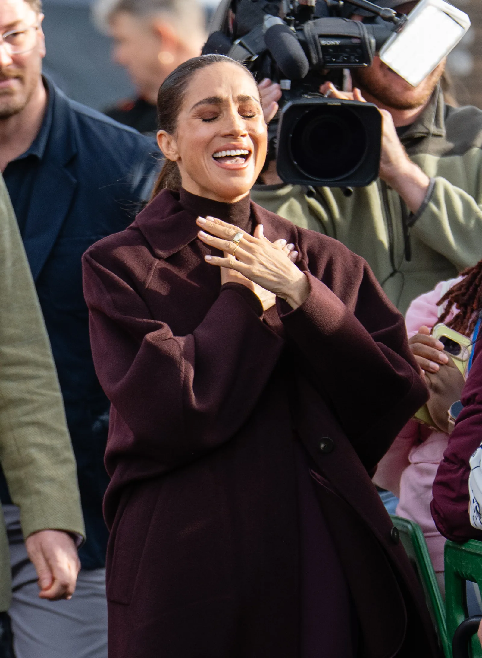 התמונה עשויה להכיל את Meghan Duchess of Sussex אדם מבוגר ראש פנים Child Electronics טלפון נייד וטלפון