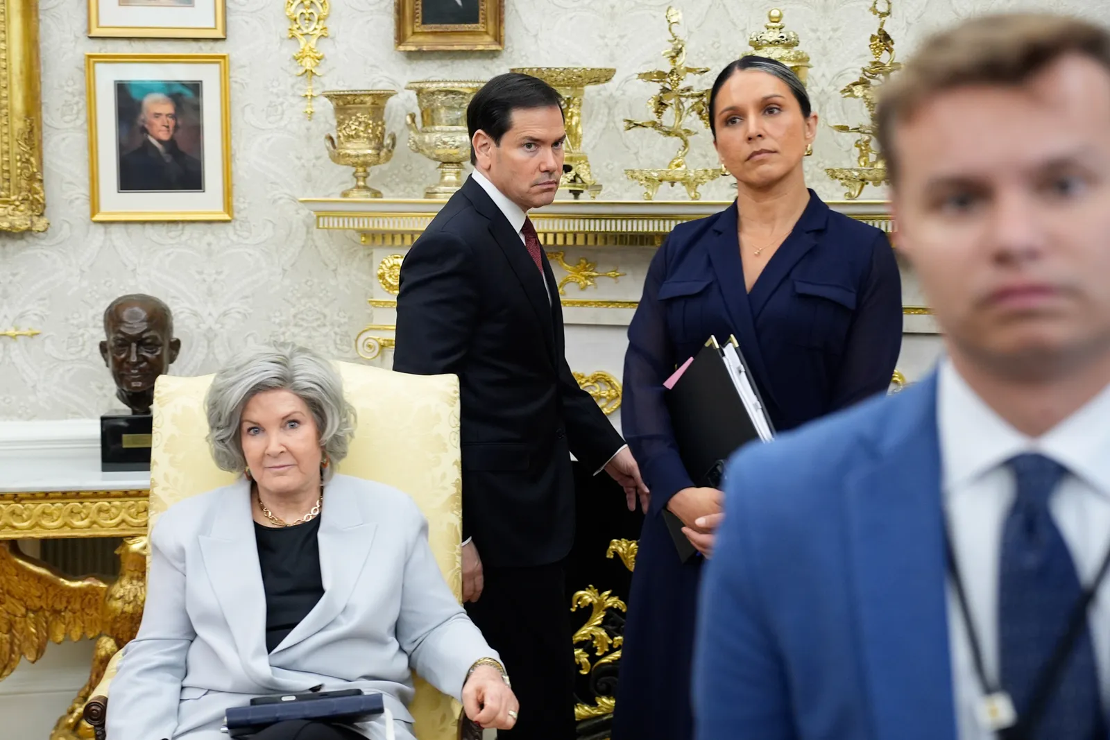 התמונה עשויה להכיל Tulsi Gabbard Marco Rubio אדם מבוגרים אביזרי חתונה תכשיטים שרשרת ובגדים