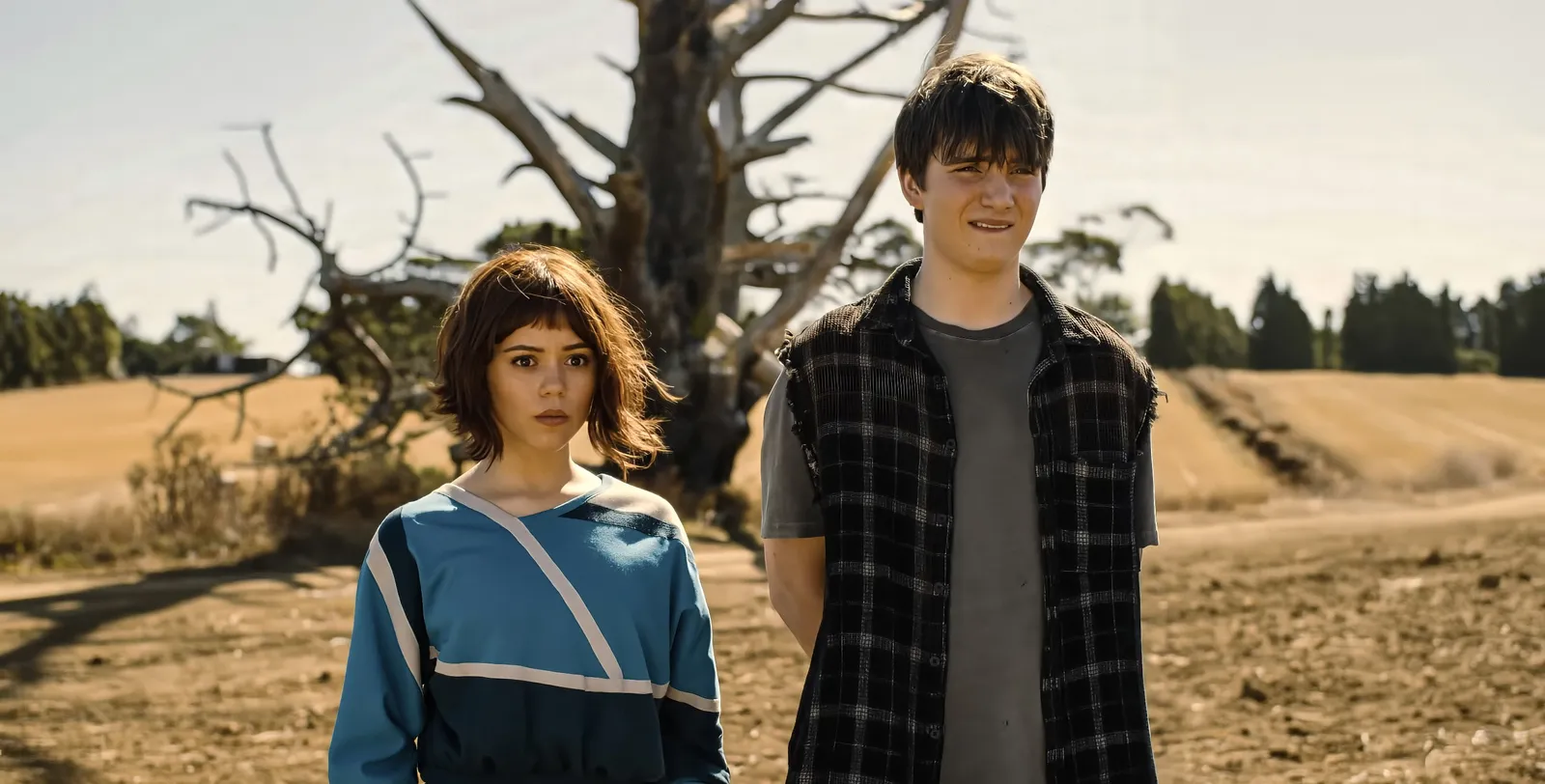 התמונה עשויה להכיל את Cillian Murphy Jenna Ortega פנים שמח ראש אדם חיוך שיער חום שיער נוער ומבוגרים