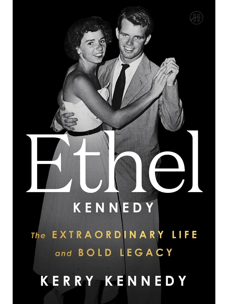 התמונה עשויה להכיל: Robert F. Kennedy, Ethel Skakel Kennedy, ספר, פרסום, למבוגרים, אדם, רומן, פרסומת ופנים