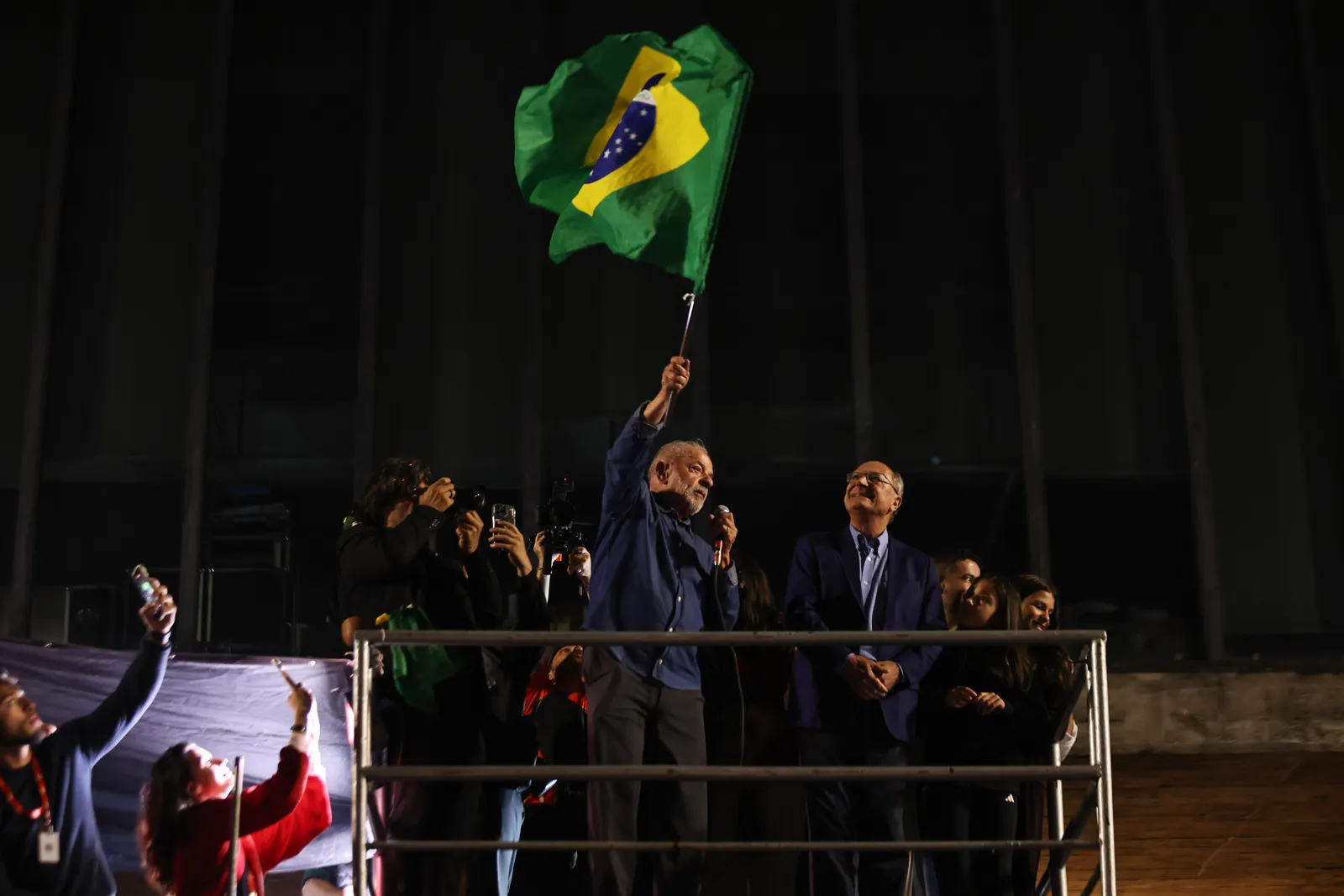 התמונה עשויה להכיל את Luiz Incio 'Lula' da Silva Geraldo Alckmin אדם בוגר אביזרי דגל לבוש ועניבה רשמית