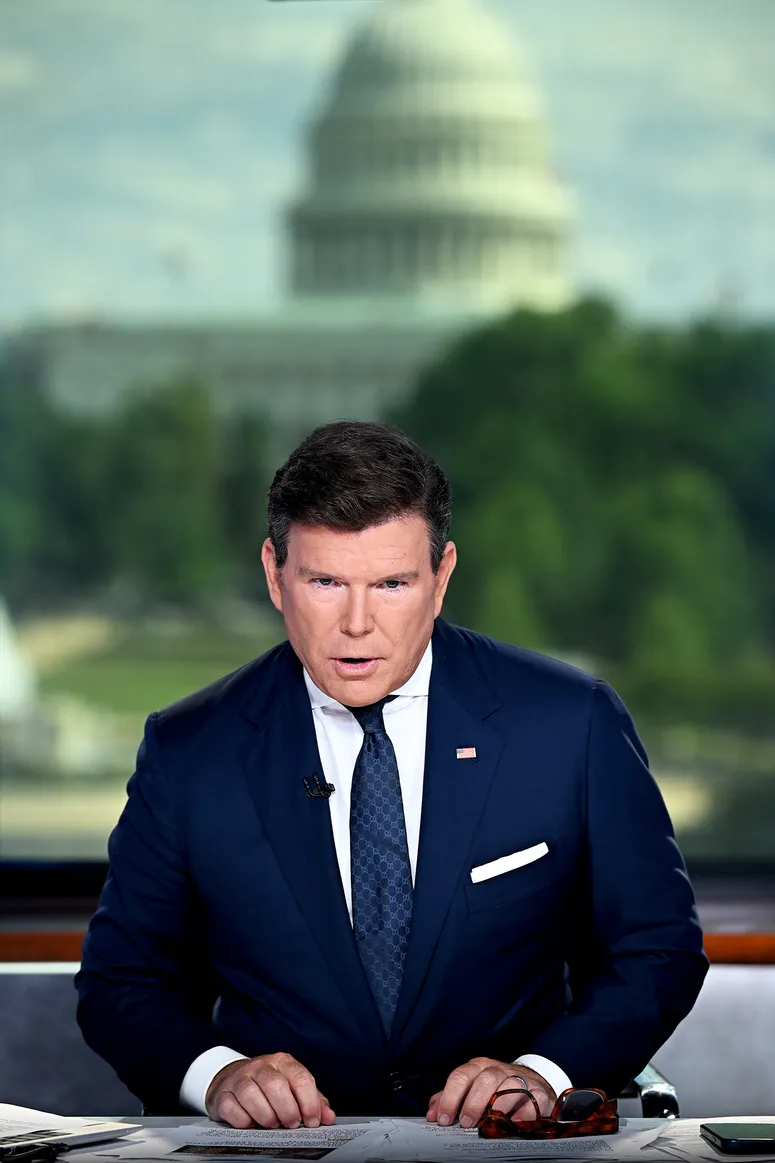 התמונה עשויה להכיל: Bret Baier, פנים, ראש, אדם, צילום, פורטרט, מבוגר, בגדים, מעיל, ז'קט ואנשים